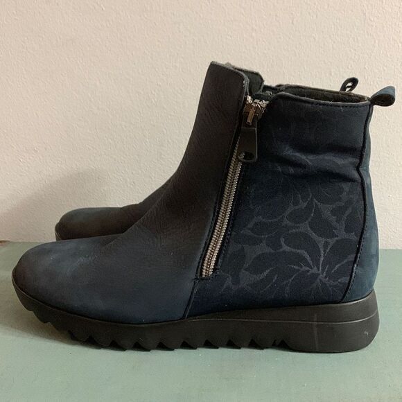 Munro Ashcroft Bootie in Blue‎ - Picture 1 of 8